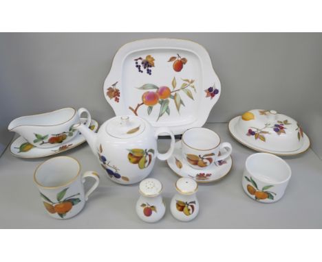 Royal Worcester Evesham teawaress **PLEASE NOTE THIS LOT IS NOT ELIGIBLE FOR IN-HOUSE POSTING AND PACKING** 