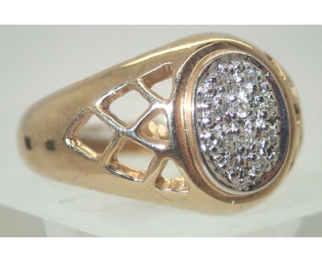 9ct gold ring set with diamonds with pierced shoulders, 7.7g size T. P&amp;P group 1 (£16 for the first item and £1.50 for su