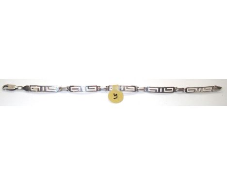 Fancy vintage sterling silver bracelet. P&amp;P group 1 (£16 for the first item and £1.50 for subsequent items) 