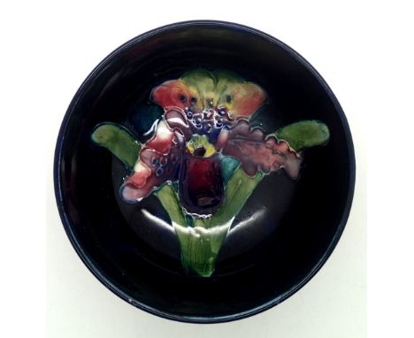 Moorcroft small footed bowl, tubeline decorated orchid on a blue ground, D: 11 cm. P&P group 1 (£16 for the first item and £1
