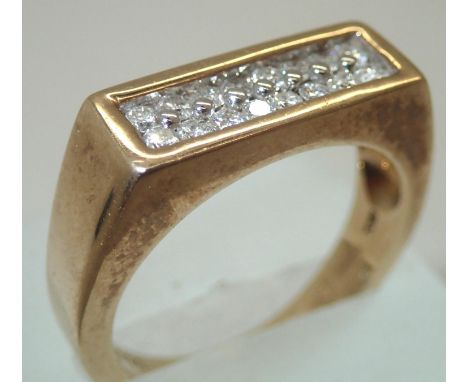 9ct gold ring channel set with 16 diamonds size T, 8.5g. P&amp;P group 1 (£16 for the first item and £1.50 for subsequent ite