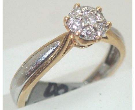 18ct gold fancy cluster diamond ring. P&amp;P group 1 (£16 for the first item and £1.50 for subsequent items) 