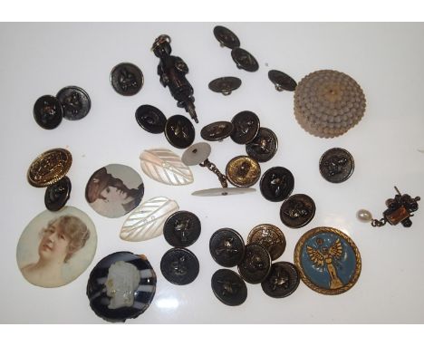 Mixed buttons and an ivory pot etc. P&amp;P group 1 (£16 for the first item and £1.50 for subsequent items) 