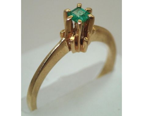 18 ct gold ring set with a green stone 2.6g size M. P&amp;P group 1 (£16 for the first item and £1.50 for subsequent items) 