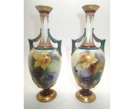 Hadleys Worcester pair of twin handled elongated vases with daffodils, H: 18 cm.P&P group 2 (£20 for the first item and £2.50