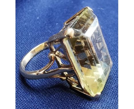 9ct gold ring set with a large rectangular citrine. Size P 9.4g. P&amp;P group 1 (£16 for the first item and £1.50 for subseq