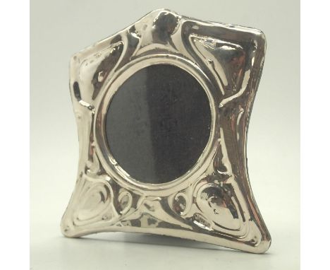 925 Silver faced Art Nouveau type photograph frame. Assay Birmingham undated maker RH H: 8 cm, no visible damage or repair. P