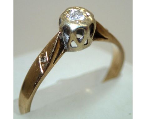 9ct gold ring set with a single illusion set diamond size M 1.6g. P&amp;P group 1 (£16 for the first item and £1.50 for subse