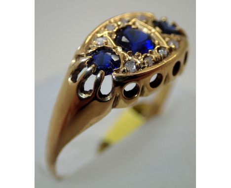 Ladies antique 18ct gold, sapphire and diamond ring size Q/R. P&amp;P group 1 (£16 for the first item and £1.50 for subsequen