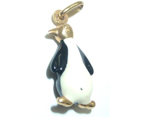 9ct gold and enamel penguin charm H: 21 mm 1.2g. P&amp;P group 1 (£16 for the first item and £1.50 for subsequent items) 