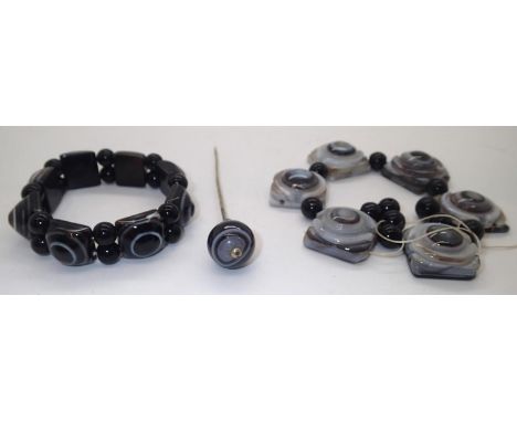 Loose gemstones: banded agate beads with a hat pin 143g. P&amp;P group 1 (£16 for the first item and £1.50 for subsequent ite