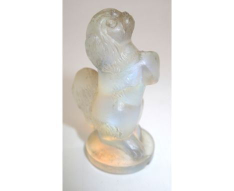 Sabina, Paris signed opalescent glass begging spaniel figure, H: 5 cm. P&P group 1 (£16 for the first item and £1.50 for subs