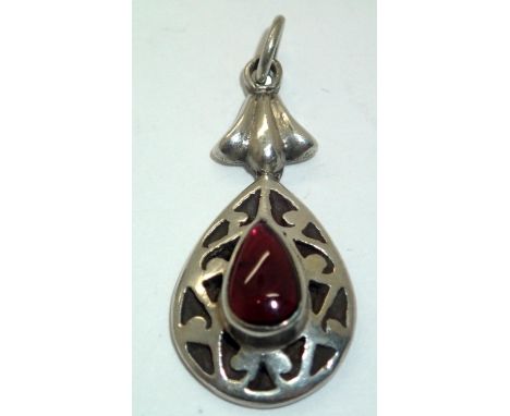 Vintage silver cabochon stone set pendant H: 31 mm. P&amp;P group 1 (£16 for the first item and £1.50 for subsequent items) 