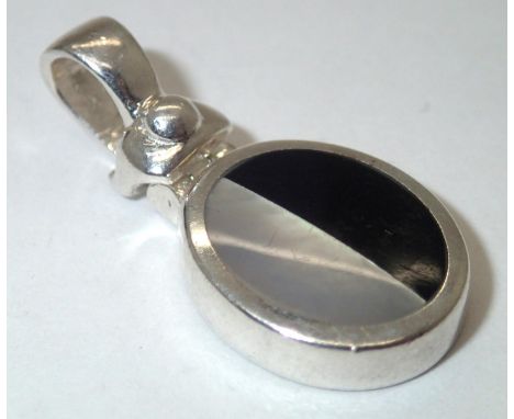 Sterling silver, mother of pearl and onyx oval pendant, pendant H: 15 mm. P&amp;P group 1 (£16 for the first item and £1.50 f
