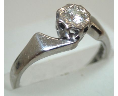 Modern 9ct white gold diamond solitaire ring. P&amp;P group 1 (£16 for the first item and £1.50 for subsequent items) 