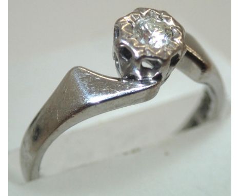 Modern 9ct white gold diamond solitaire ring. P&amp;P group 1 (£16 for the first item and £1.50 for subsequent items) 