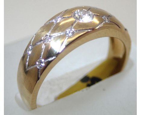 Ladies 18ct gold fancy diamond ring size K. P&amp;P group 1 (£16 for the first item and £1.50 for subsequent items) 