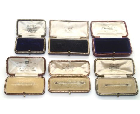 Six mixed vintage brooch boxes including The Goldsmith Company. P&amp;P group 1 (£16 for the first item and £1.50 for subsequ