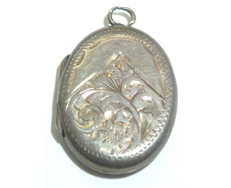 Sterling silver vintage opal locket, locket H: 25 mm. P&amp;P group 1 (£16 for the first item and £1.50 for subsequent items)