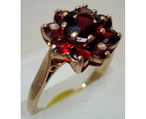 Ladies 9ct gold, garnet cluster ring size L. P&amp;P group 1 (£16 for the first item and £1.50 for subsequent items) 