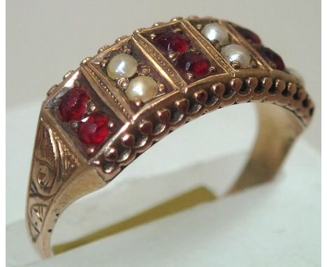 Ladies 9ct gold antique garnet and pearl ring size M. P&amp;P group 1 (£16 for the first item and £1.50 for subsequent items)