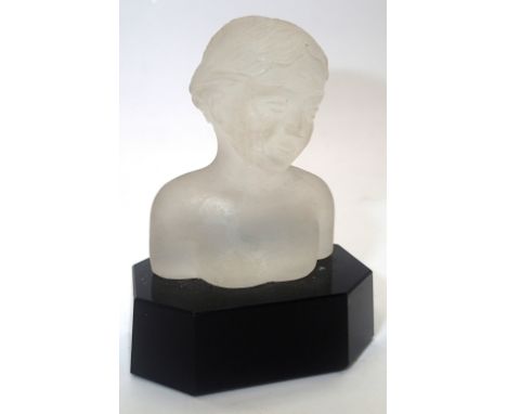 Art Deco frosted glass bust raised on an obsidian black glass plinth, H: 7.5 cm. P&P group 1 (£16 for the first item and £1.5