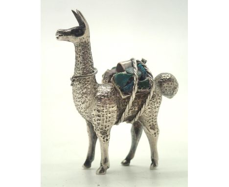 Sterling silver llama carrying a load of malachite H: 42 mm. P&amp;P group 1 (£16 for the first item and £1.50 for subsequent