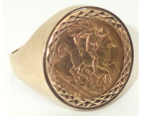 Gents 22ct gold half sovereign loose mounted ring (9ct gold mount), coin dated 1911 9.3g in total. P&amp;P group 1 (£16 for t