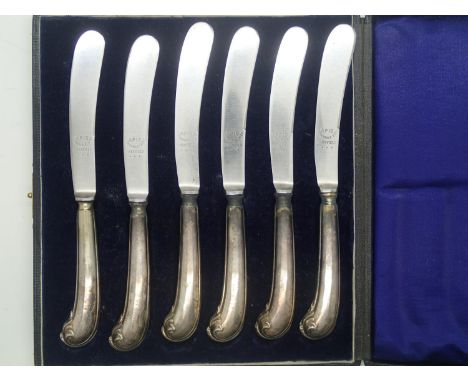 Cased set of pistol handled butter knives, presumed silver, by APIS Sheffield. P&amp;P group 2 (£20 for the first item and £2