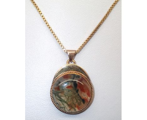 9ct gold moss agate pendant on a 45 cm 9ct gold chain 7.5g. P&amp;P group 1 (£16 for the first item and £1.50 for subsequent 
