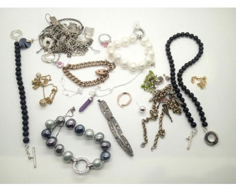 Quantity of mixed jewellery. P&amp;P group 1 (£16 for the first item and £1.50 for subsequent items) 