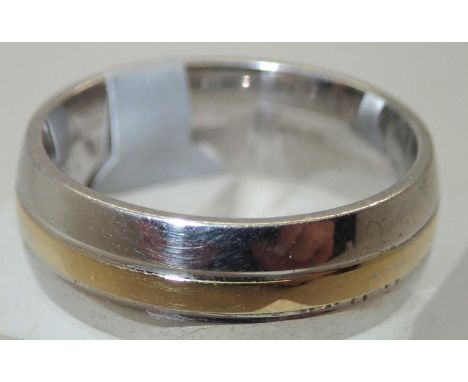 Sterling silver and 9ct gold 8mm band ring size T. P&amp;P group 1 (£16 for the first item and £1.50 for subsequent items) 