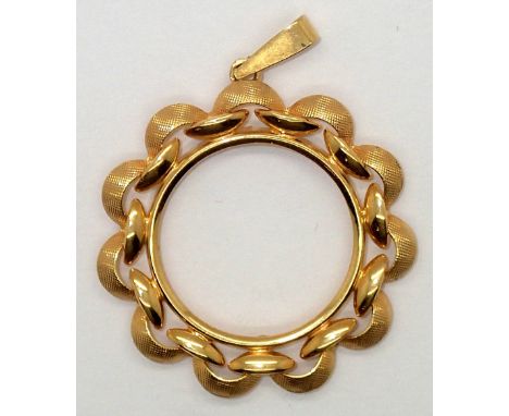 9ct gold sovereign pendant mount 2.4g. P&amp;P group 1 (£16 for the first item and £1.50 for subsequent items) 