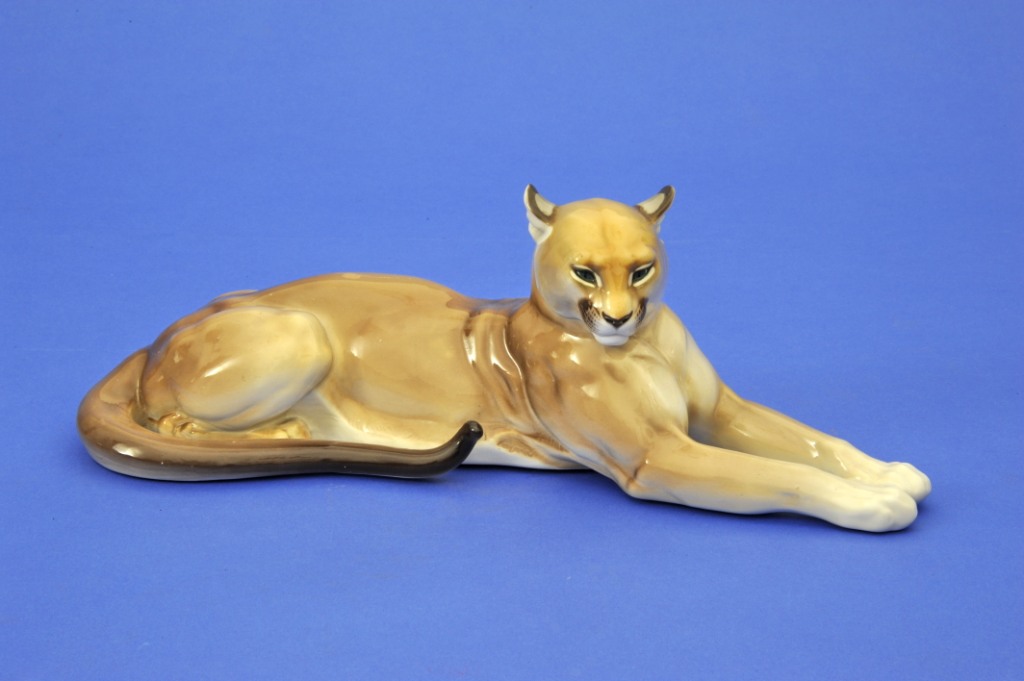Tierfigur,Liegender Puma, Porzellan, Nymphenburg, um 1900 Tierfigur,Liegender Puma, Porzellan, Nymphenburg, um 1900