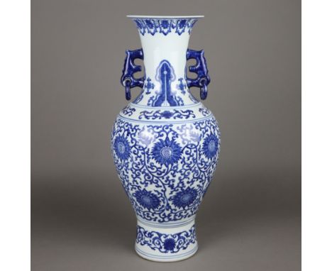 Blau-weiße Vase - China, Balusterform mit leicht ausgestellter Mündung, dekoriert in Unterglasurblau mit mäandrierenden Ranke