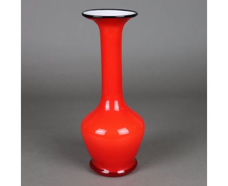 Vase "Tango" - Loetz Witwe, um 1920, rotes Glas mit klarem Überfang, weiß-opal unterfangen, schwarzer Rand, H.ca.25,5cm