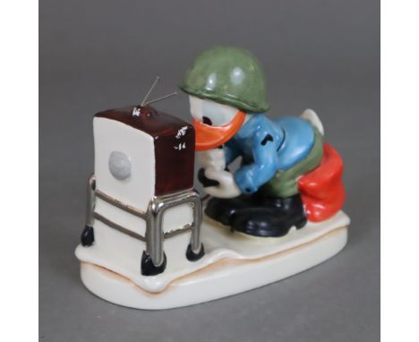 "Donald Duck playing Atari" - Goebel, "Walt Disney Productions", Modellnr. 17 222, Steingut, polychrom bemalt, Manufakturmark