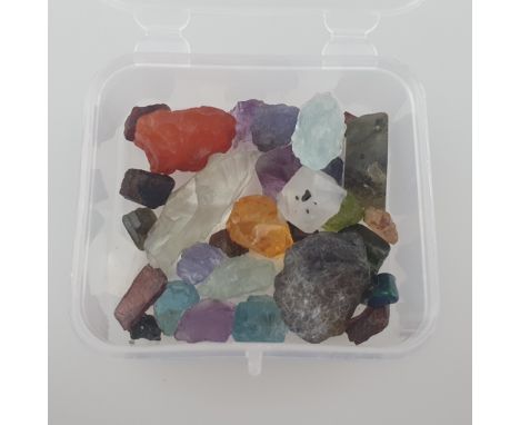 Konvolut lose Steine - zusammen ca. 105 ct., ungeschliffen, dabei: Amethyst, Garnet, Turmalin, Tansanit, Topas, Citrin, Apati