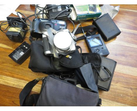 2x Vintage cameras &amp; other electricals to include a Casio hand held TV 