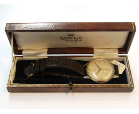 SMITHS: a DeLuxe 9ct gold cased gent's manual wind wristwatch, gilt dial (foxed) with dagger and dot markers and subsidiary s