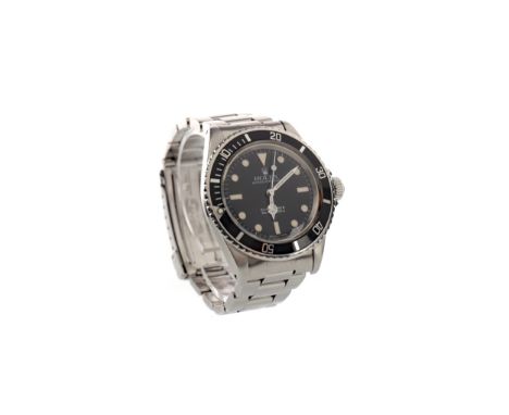 GENTLEMAN'S ROLEX SUBMARINER STAINLESS STEEL AUTOMATIC WRIST WATCH, model 5513, dating to 1975, the round black dial with app