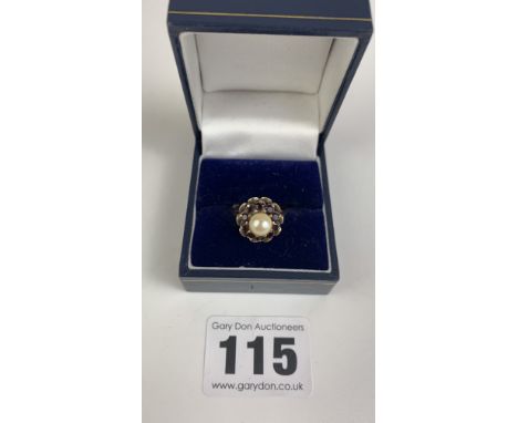 9k gold, pearl and garnet ring, size K/L, w: 4 gms