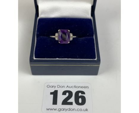 9k gold and purple stone ring, size R/S, w: 2.1 gms