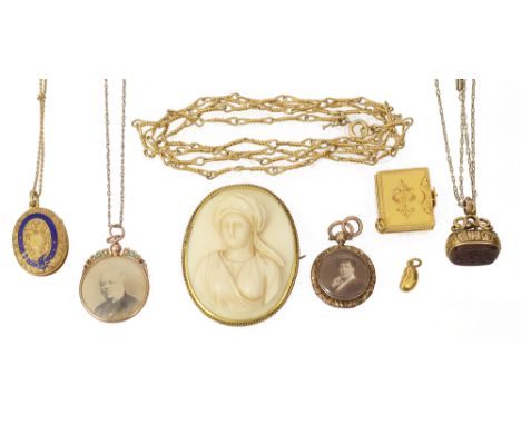 Assorted items of 19th century jewellery and vertu: including a fancy link yellow gold long chain necklace, a yellow gold cas