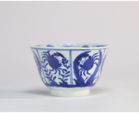 White and blue porcelain bowl decorated with fish and crabs - Weight: 55 g - Shipping available - Region: Chine - Sizes: K 50