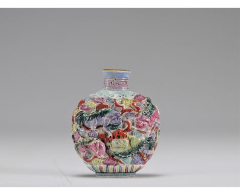 Pink family porcelain snuffbox in relief, Qianlong brand of the 19th century - Weight: 50 g - Shipping available - Region: Ch