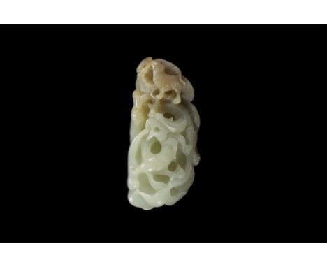 Carved jade decorated with a dragonÂ&nbsp; - Weight: 115 g - Shipping available - Region: Chine - Sizes: H N90 MM L 45 MM - A