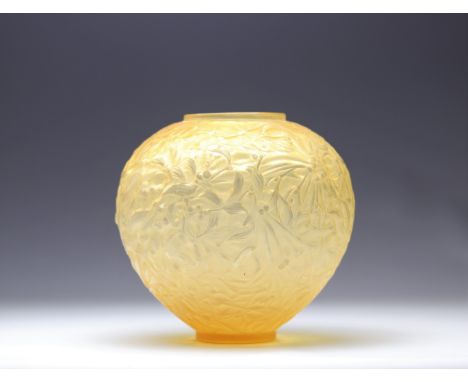 Rene LALIQUE (1860 - 1945) vase decorated with guis on a light yellow background - Weight: 950 g - Shipping available - Regio