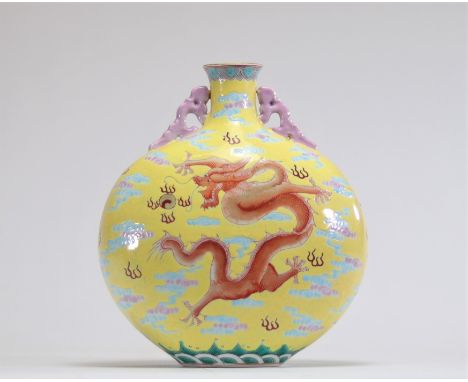 Famille rose porcelain gourd vase on a yellow background decorated with dragons, brand QianlongÂ&nbsp; - Weight: 1.77 kg - Sh