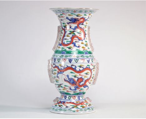 Porcelain vase with red and blue dragons - Ducai mark Wanli - Weight: 2.70 kg - Shipping available - Region: Chine - Sizes: H